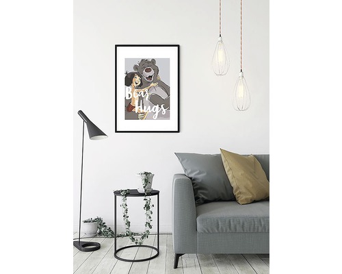 Dekorativ bild med björnen Baloo och Mowgli med texten Björnkramar i ett vardagsrum.