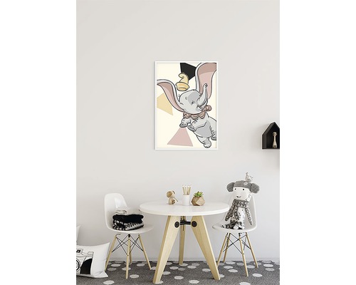 Barnrum med bord, stolar och en inramad bild av Dumbo, den flygande elefanten.