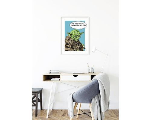 Inramad Yoda-affisch ovanför ett skrivbord