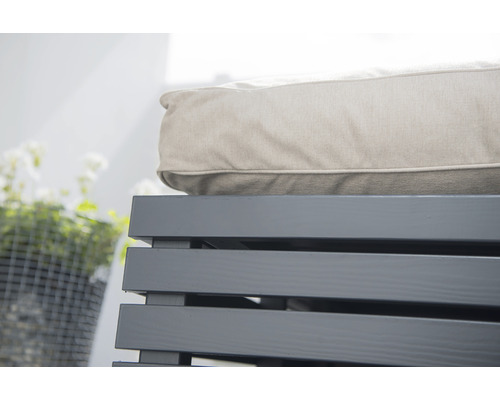 Detaljvy av en trädgårdsbänk med dyna