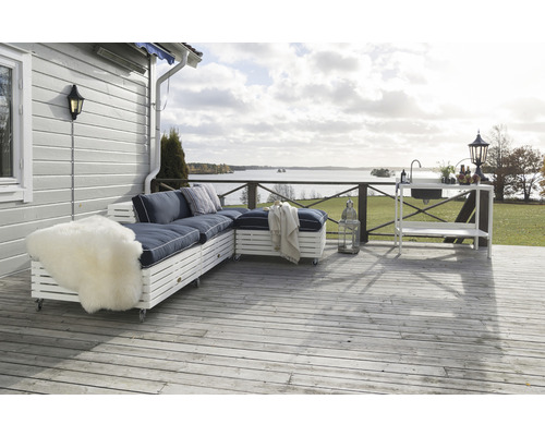 Terrass med trädäck, utekök och hörnsoffa med blå kuddar