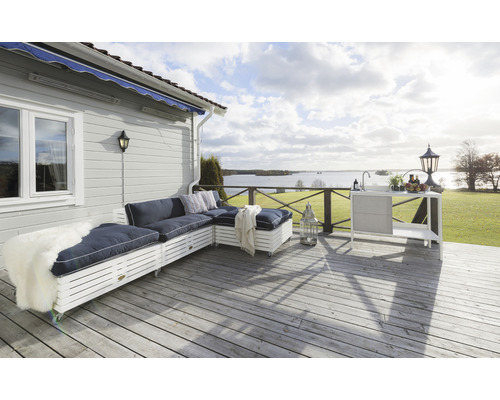 Terrass med modulsoffa, utekök och sjöutsikt