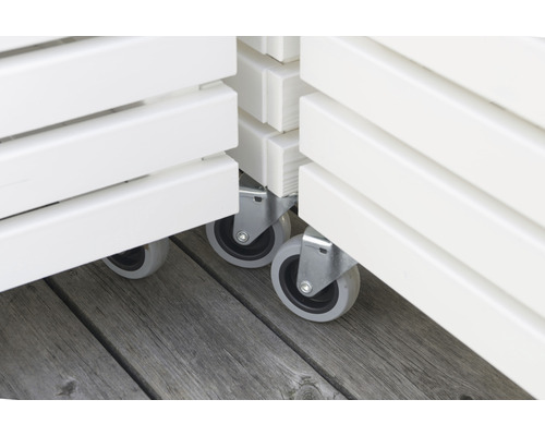 Detaljvy av hjul under en vit trähylla