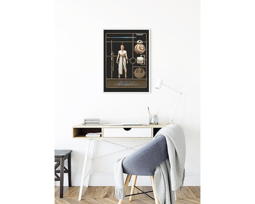 Inrammad Star Wars Rey affisch ovanför ett skrivbord