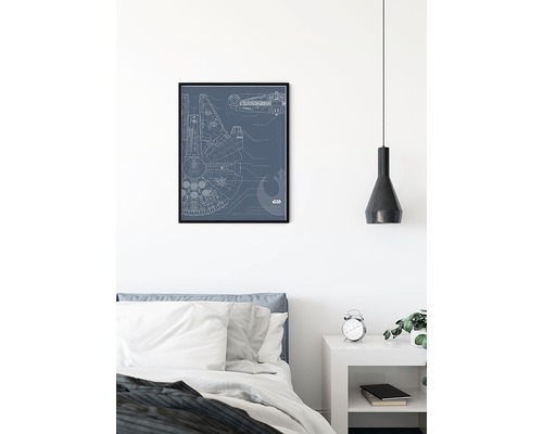 Inramad Star Wars-poster med ritning av Millennium Falcon ovanför en säng