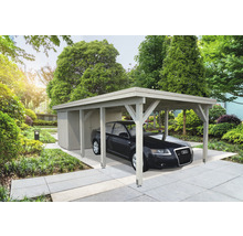 Carport med redskapsbod och parkerad bil i trädgården.