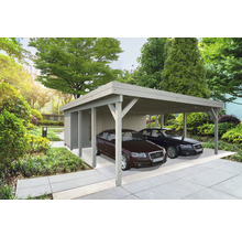 Dubbel carport i trä med två parkerade bilar och ett angränsande redskapsbod i trädgården.
