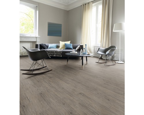 Vardagsrum med laminatgolv i trälook, soffa och fåtöljer