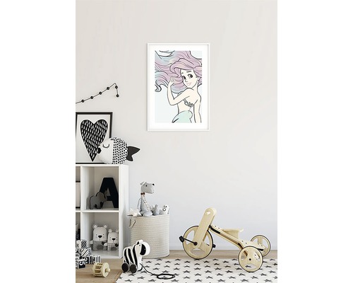 Barnrum med en inramad bild av en sjöjungfru, en hylla, leksaker och en balanscykel i trä