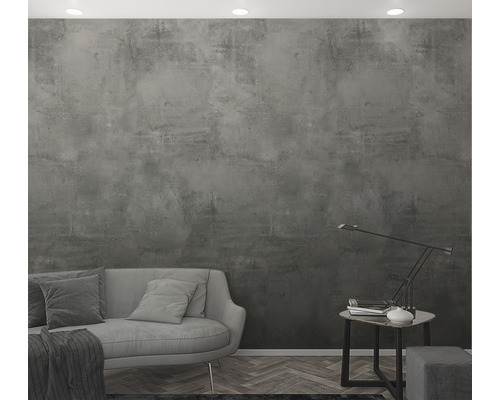 Vardagsrum med grå betongtapet, soffa och bordslampa