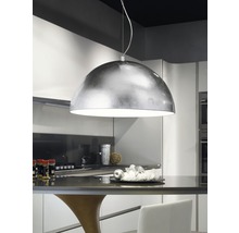 Silverfärgad hänglampa ovanför en köksbänk