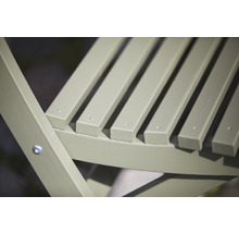 Detaljbild av en trädgårdsstol med träribbor
