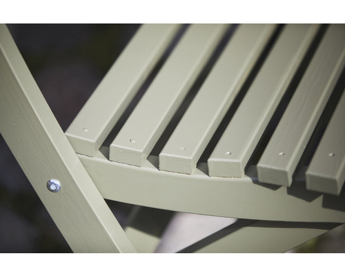 Detaljbild av en trädgårdsstol med träribbor