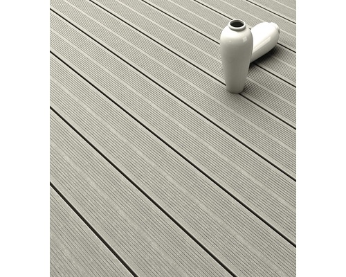 Trädäck med två vaser