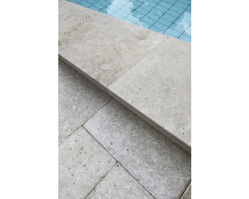 Närbild av poolkantplattor i travertin