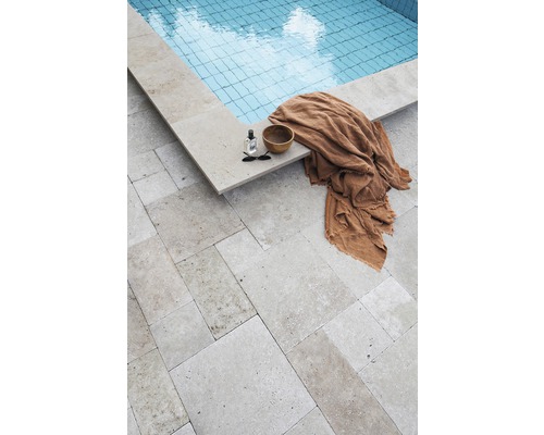 Scen med pool, handduk, skål, solglasögon och doft