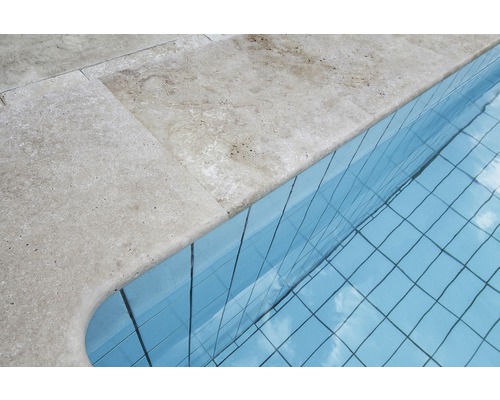 Detaljvy av poolkantstenar i natursten