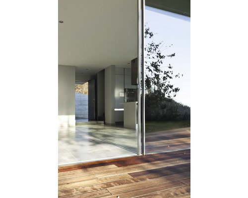 Öppen vardagsrumsdel med skjutdörr till trädgården