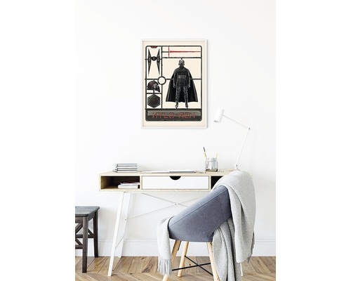 Dekorativt rum med en Star Wars Kylo Ren-affisch ovanför ett skrivbord