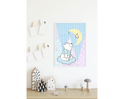 Illustration av en björn på ett moln med en måne i bakgrunden, inramad