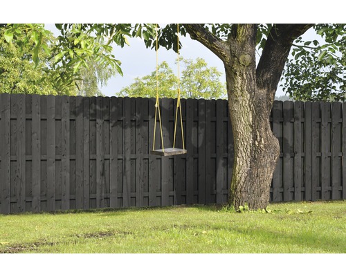 Trästaket med gunga i ett träd