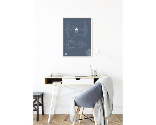 Inramad Star Wars ritning som väggdekoration ovanför ett skrivbord
