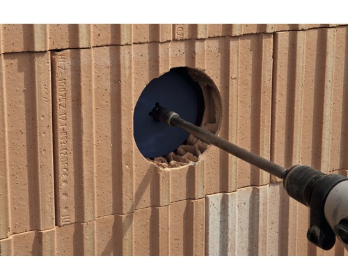 Borrmaskin borrar hål i tegelvägg