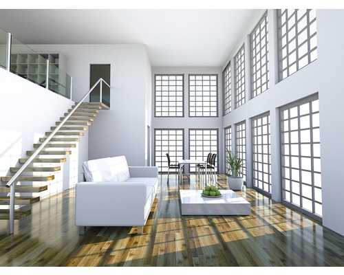 Ljust vardagsrum med trappa, soffa, bord och stora fönster.