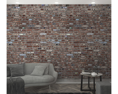 Vardagsrum med tegelvägg, soffa och sidobord