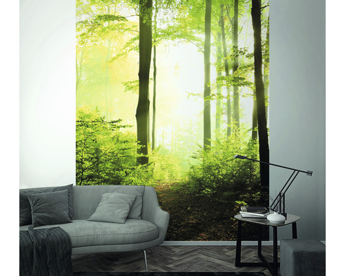 Väggmålning med skogsmotiv i ett vardagsrum med soffa och sidobord