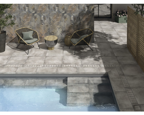 Poolsten FLAIRSTONE avrinning betonggrå rak kant 60 x 15 x 2 cm Terrass med plattor, stolar och pool