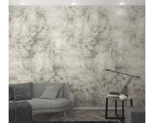 Vardagsrum med mönstrad tapet och soffa