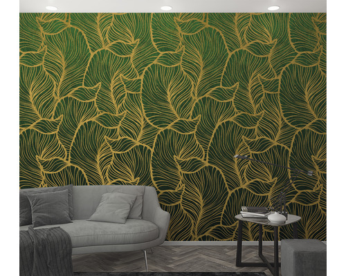 Rumsutsikt med grön bladettapet och grå soffa