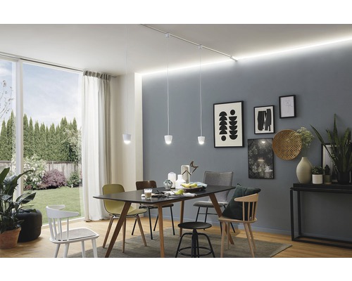 Matsal med matbord, stolar, hänglampor och takskena