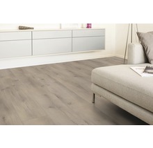 Ljust vardagsrum med laminatgolv i trälook och modern soffa