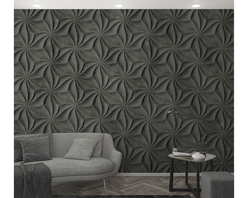 Vardagsrum med soffa, bordslampa och väggpaneler med tredimensionellt geometriskt mönster