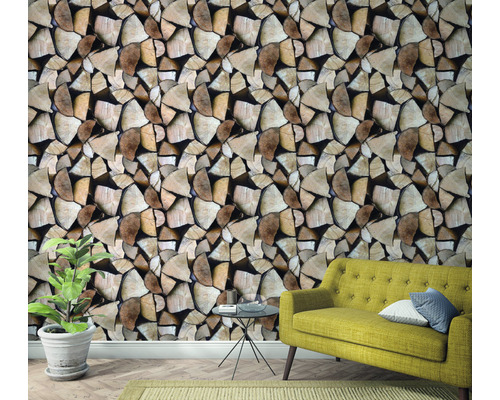 Dekorativ väggbeklädnad med vedstapel tapet i ett vardagsrum med växt och soffa.