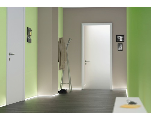 Hall med två vita dörrar, garderob och golvsockelbelysning