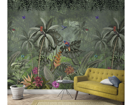 Vardagsrum med en fototapet av djungeln med träd, fåglar och fjärilar
