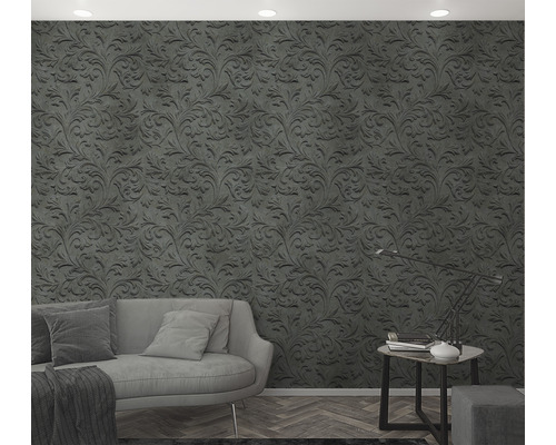 Vardagsrum med grå blommig tapet, soffa och bord