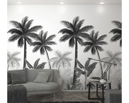 Vardagsrum med fototapet med palmer, soffa och bordslampa.