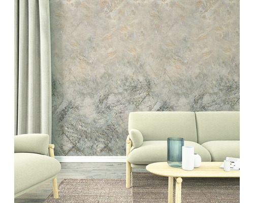 Vardagsrum med ljusa möbler och en vägg med betongtapet