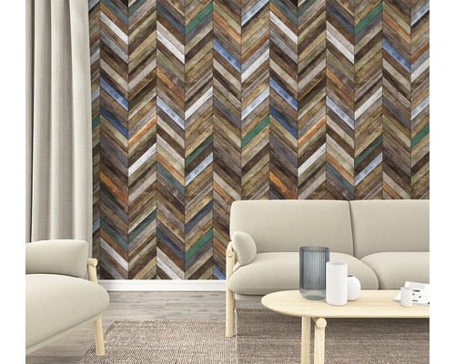 Vardagsrum med fiskbensmönstrad tapet, soffa och bord