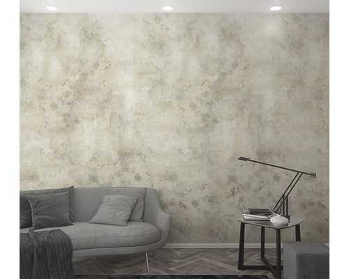 Vardagsrum med soffa och mönstrad tapet