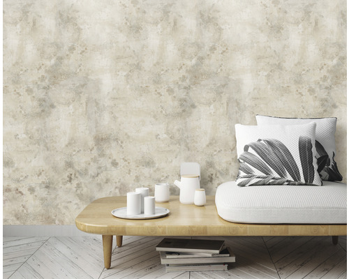 Ljust rum med mönstrad tapet, soffa och bord