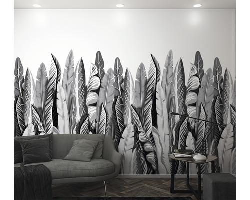 Vardagsrum med tapet med bladmönster, soffa och sidobord