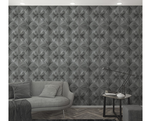 Vardagsrum med grå mönstrad vägg, soffa och bordslampa.