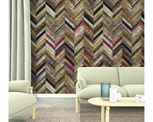 Vardagsrum med tapet i trädesign med pilmönster och beiga möbler