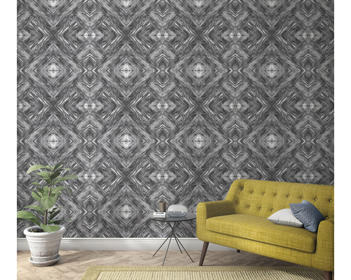 Vardagsrum med mönstrad tapet, soffa och krukväxt