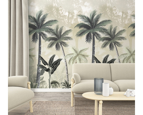 Vardagsrum med fototapet med djungelmotiv, soffa, fåtölj, bord och gardin